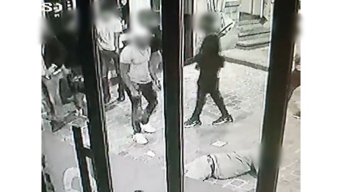 Het slachtoffer ging meteen tegen het canvas. Het hele incident werd gefilmd door de bewakingscamera van café Komeet.