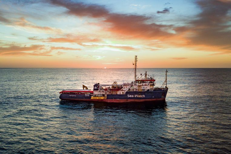 Het Sea-Watch reddingsschip vaart door de Middellandse Zee. Beeld AP