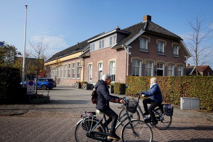Na de Tweede Wereldoorlog breidde Almkerk al flink uit en nog steeds wordt er veel gebouwd, waardoor de laatste jaren een nieuw Almkerk is verrezen.