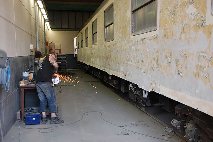 In de werkplaats van het Tilburgse reïntegratiebedrijf tROM werden treinen kaalgeschuurd. © Transition Town Tilburg JB BD