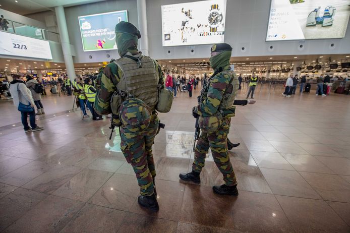 Militairen op de luchthaven van Zaventem. Op sommige gevoelige plaatsen in ons land blijft niveau drie wel gelden.