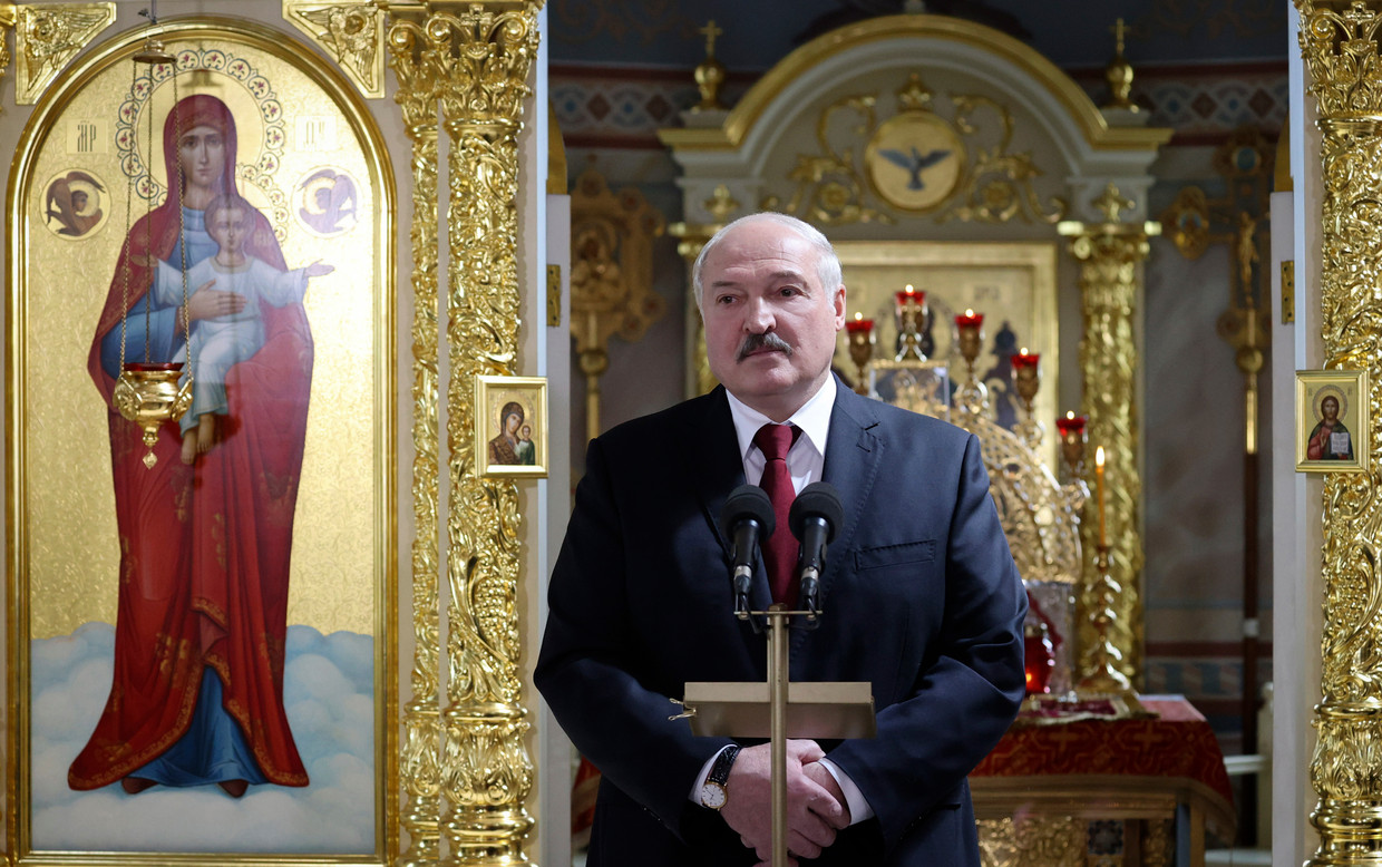 De Wit-Russische president Aleksandr Loekasjenko tijdens een orthodoxe paasmis op 2 mei 2021 in het stadje Turov, op zo'n 270 kilometer afstand van Minsk. Beeld AP