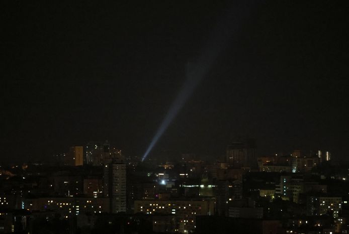 Zoeklichten speuren naar drones boven Kiev. (19/05/23)