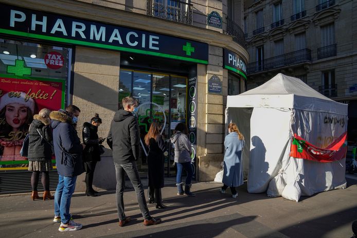 Mensen in de rij voor een coronatest aan een apotheek in Parijs.