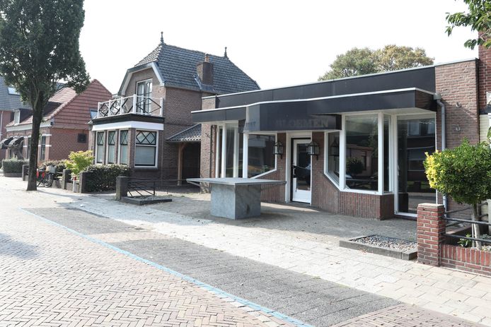 In het te slopen pand aan de Wierdense Stationsstraat was eerder een bloemist gehuisvest.