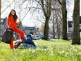 Zwerfafvalpakker Angelique Verheule in het Boxtelse groen.