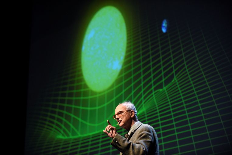 Professor emeritus aan het MIT Rainer Weiss tijdens een lezing over zwaartekrachtgolven, oktober vorig jaar. Beeld REUTERS