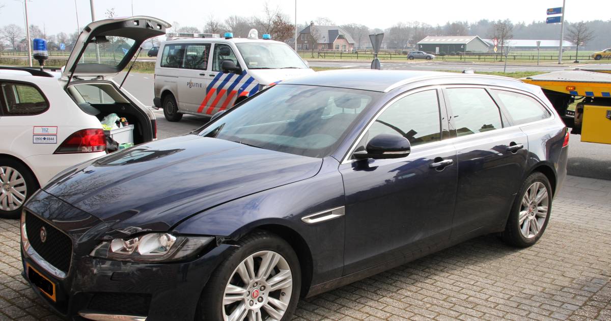 ‘Dure’ aanrijding in Wierden: prijzige Jaguar XF komt in botsing met Audi.
