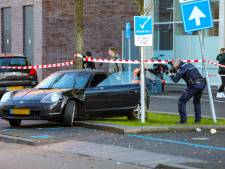Groep jongeren geschept door driftende auto bij Deltion College in Zwolle, drie gewonden: ‘Sorry man’
