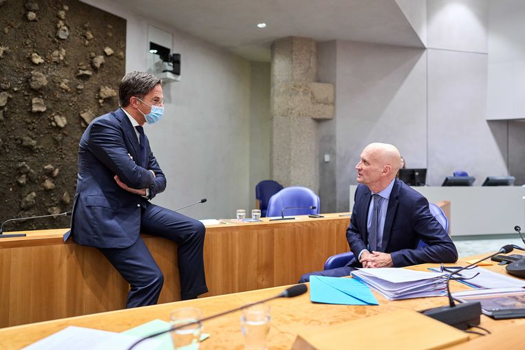 Premier Mark Rutte en Ernst Kuipers, minister van volksgezondheid, welzijn en sport tijdens een debat in de Tweede Kamer over de ontwikkelingen rondom het coronavirus.  Beeld ANP