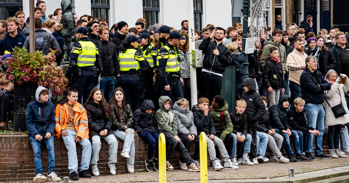Vijf arrestaties tijdens intocht Sinterklaas voor afsteken vuurwerk en bekogelen demonstranten