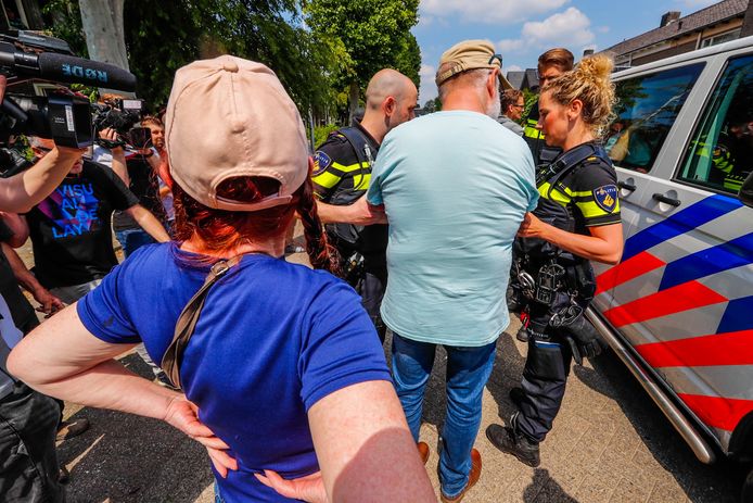 Bakstenen en eieren gegooid naar Pegida in Eindhoven.