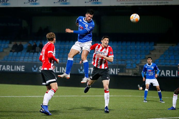 Torenhoog komt Stefan Velkov boven zijn tegenstanders uit. De kogelharde kopstoot belandt tegen de touwen.