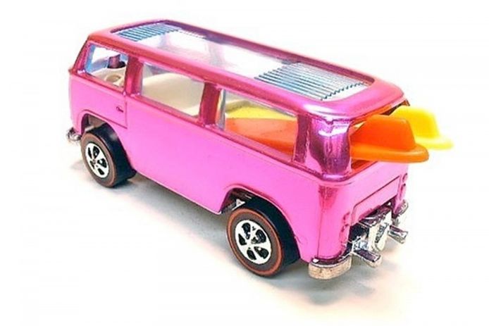 ticket Van ik heb dorst Deze roze miniatuurbus met surfplank is evenveel waard als een nieuwe  Porsche 911-cabrio | Mobiliteit | hln.be
