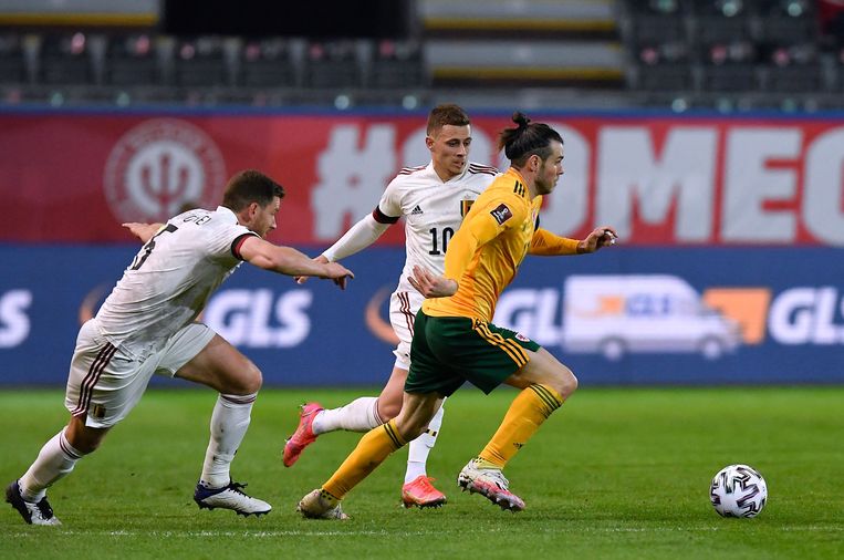 Jan Vertonghen en Thorgan Hazard verdedigen op Gareth Bale, de sterspeler van Wales. Beeld AFP
