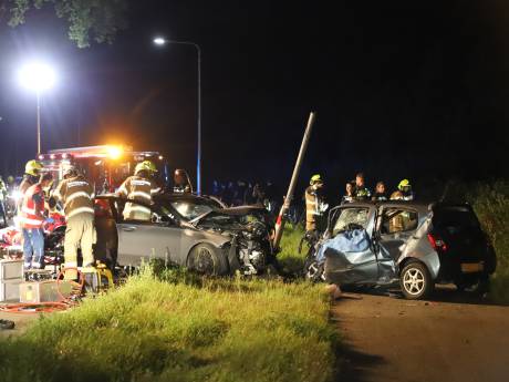 Bestuurder komt om het leven bij frontale botsing in Ede, ander raakt zwaargewond