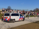 Politie en boa's zijn aanwezig om mensen buiten het park te sturen