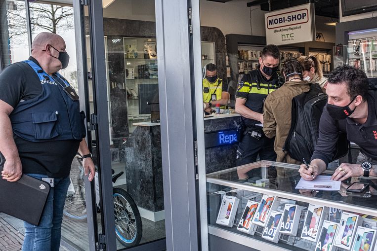 Keiharde klap voor drugsmaffia: criminelen kochten gekraakte telefoons van politie