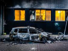 Relschoppers beschadigden zeventien politiewagens op één avond: ‘Hoop dat het lukt schade te verhalen’