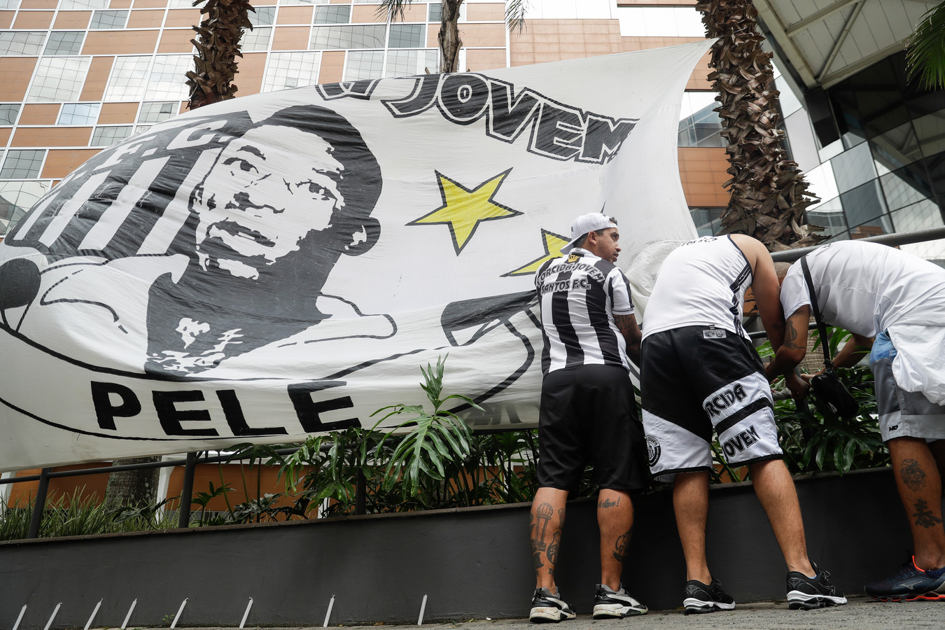 Santos-fans steunen Pelé bij het Albert Einstein-ziekenhuis in São Paulo.