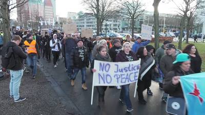Nabestaanden Mitch Henriquez demonstreren tegen politiegeweld