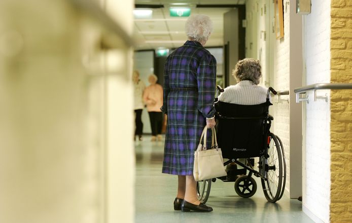 Huisartsen en medisch specialisten vinden dat de ouderenzorg in West-Brabant 'dichtslibt'.