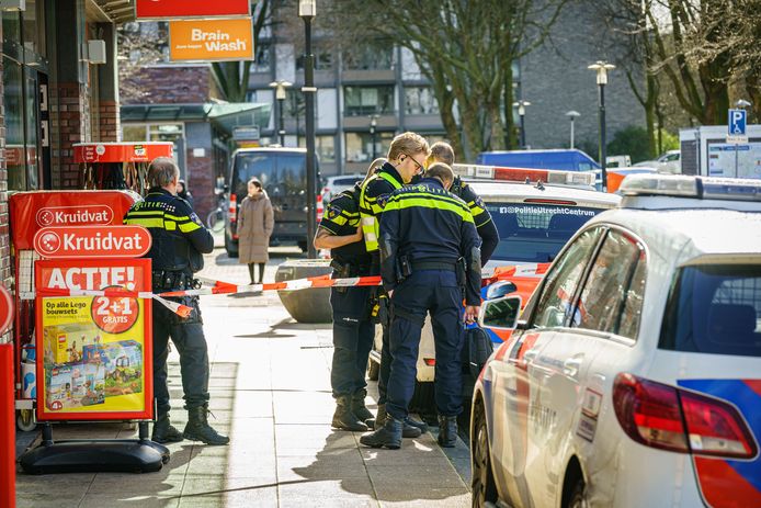 De Kruidvat bij winkelcentrum Overkapel werd rond 16.00 uur overvallen