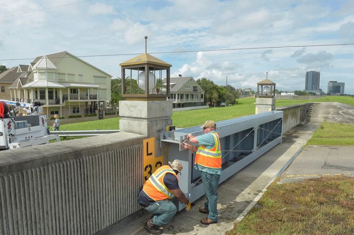 De stormvloedkering bij het plaatsje Metairie, in het zuidoosten van Louisiana, wordt gesloten.