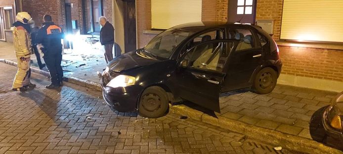 De wagen belandde tegen een gevel in de Antwerpsestraat in Niel.