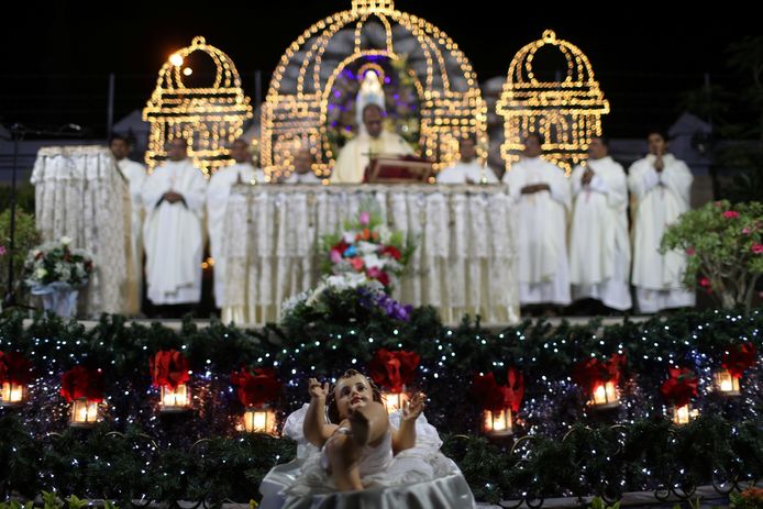 Christelijke expats bezoeken de kerstmis in de Santa Maria kerk in Dubai in de Verenigde Arabische Emiraten.