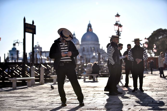 De gondeliers wachten tevergeefs op klanten in Venetië