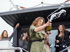 Dansjes en drankjes op het water: deze partyboot komt weer naar Zwolle