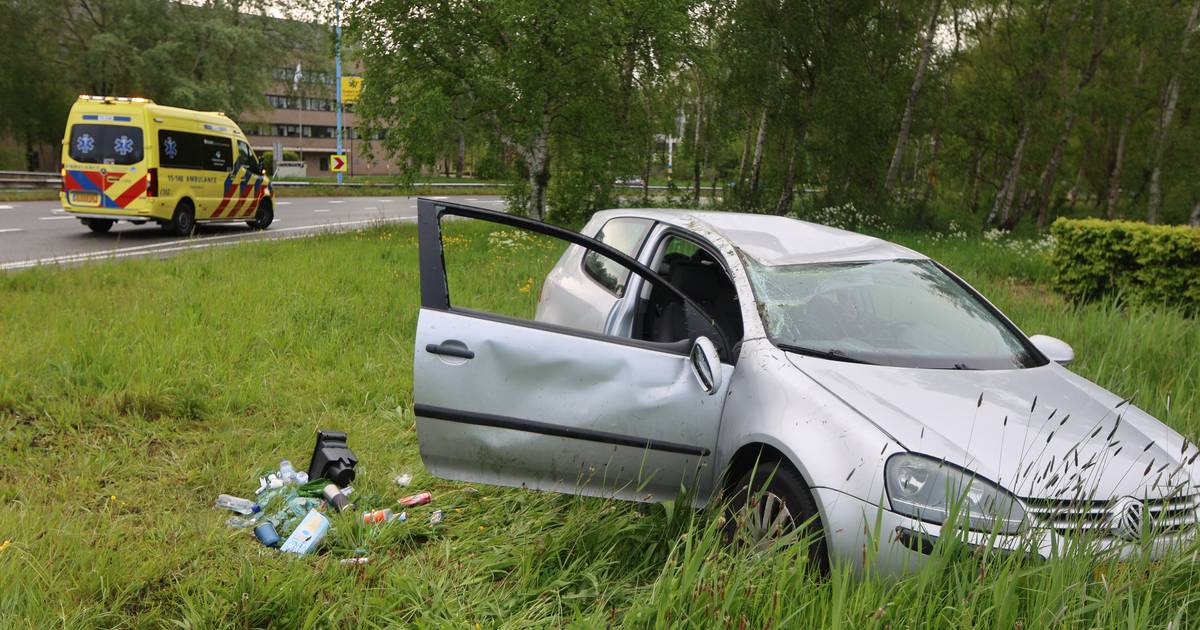 Auto vliegt uit de bocht in Zoetermeer | 112 nieuws Zoetermeer | AD.nl