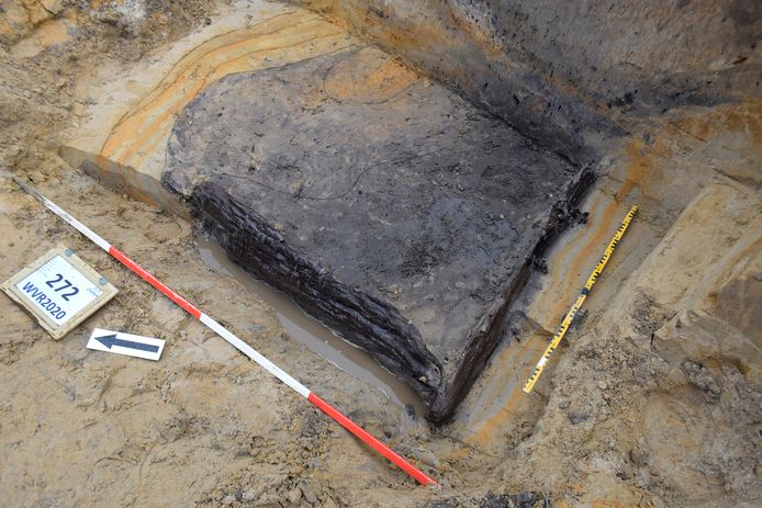 In de Oranjelaan in Warnsveld vonden archeologen de resten van een grote eikenhouten bak.