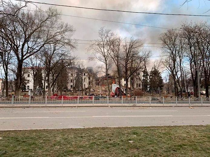 Het theater na de aanval, de foto komt van het lokale bestuur van de regio Donetsk.