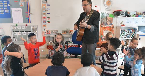Kleutermeester Sjef: veertig jaar fluitend naar school | Walcheren - PZC