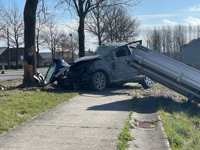De Volkswagen Polo raakte volledig vernield na de botsing tegen een boom langs de Ieperstraat in Geluwe. De auto trok een aanhangwagen voort.