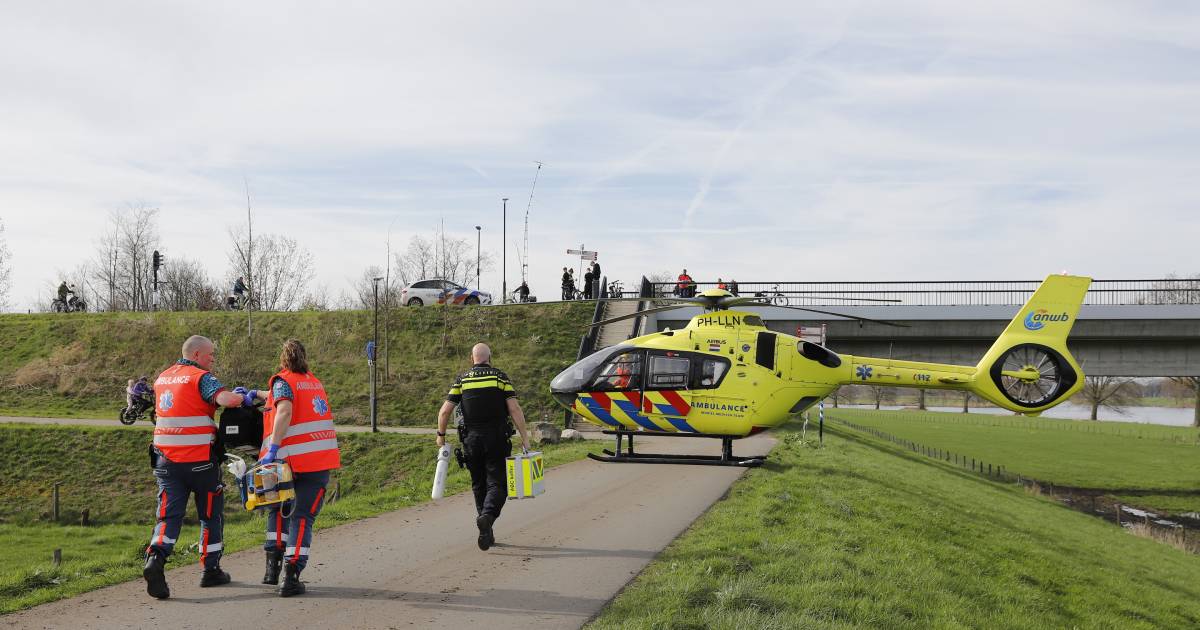 Wielrenner en fietser gewond na botsing op fietsbrug tussen Cuijk en Mook.