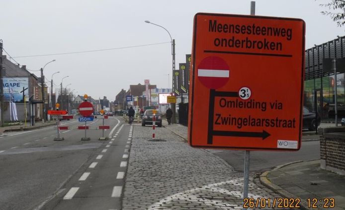 De signalisatie is aangepast. Om chauffeurs duidelijk te maken dat ze richting Bissegem moeten omrijden via de Zwingelaarsstraat en niet via de Koningin Astridlaan