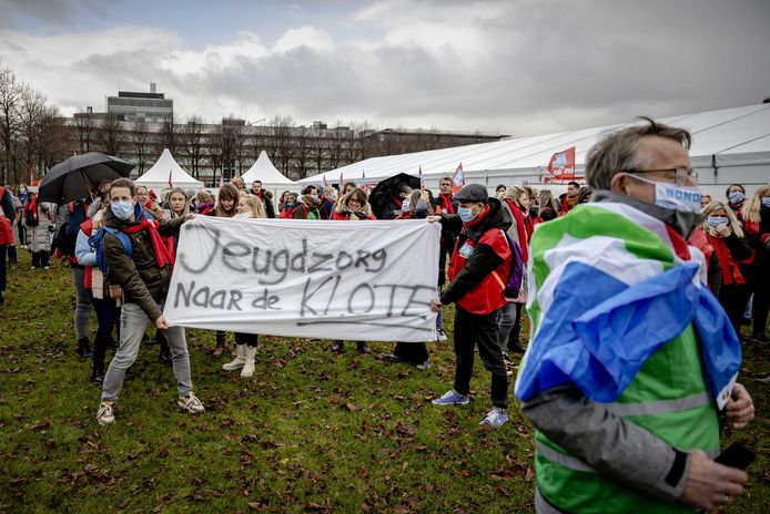 Jeugdzorgmedewerkers vragen op het Malieveld aandacht voor betere arbeidsvoorwaarden in hun sector.