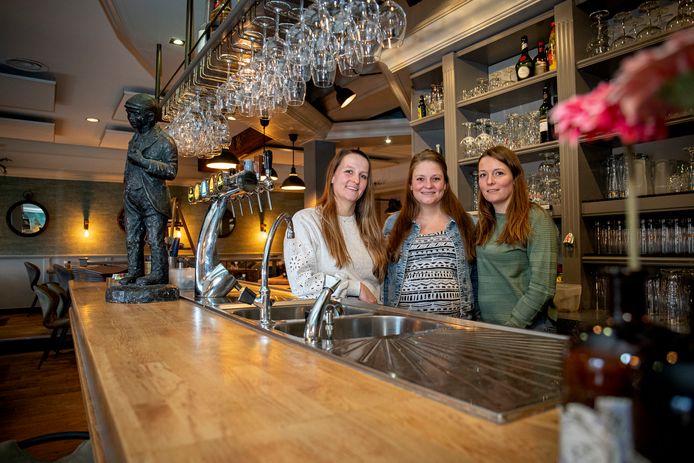 Na ruim 10 jaar stoppen de zussen Judie, Kim en Linda Dijkstra (vlnr) met restaurant 't Menneke. Twee nieuwe eigenaren nemen het stokje over.