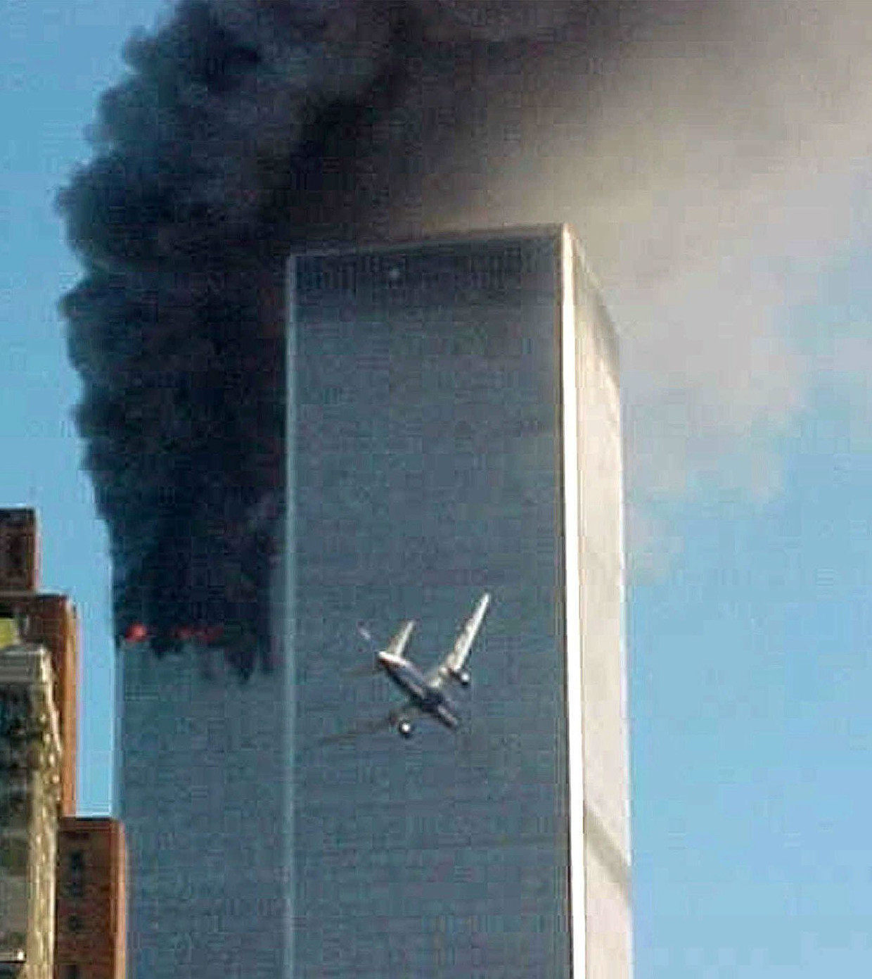 Dit beeld van 9/11, van het tweede vliegtuig dat de Twin Towers in New York binnenvliegt, is mogelijk ’s werelds bekendste historische foto. De maker is geen fotograaf, maar een verpleegkundige uit Arkansas, Carmen Taylor, die op bezoek was in de stad. Die ochtend stond ze net op een veerpont naar het Vrijheidsbeeld. Ze stuurde haar foto op advies van een omstander naar een lokale nieuwszender die hem verder verspreidde. 