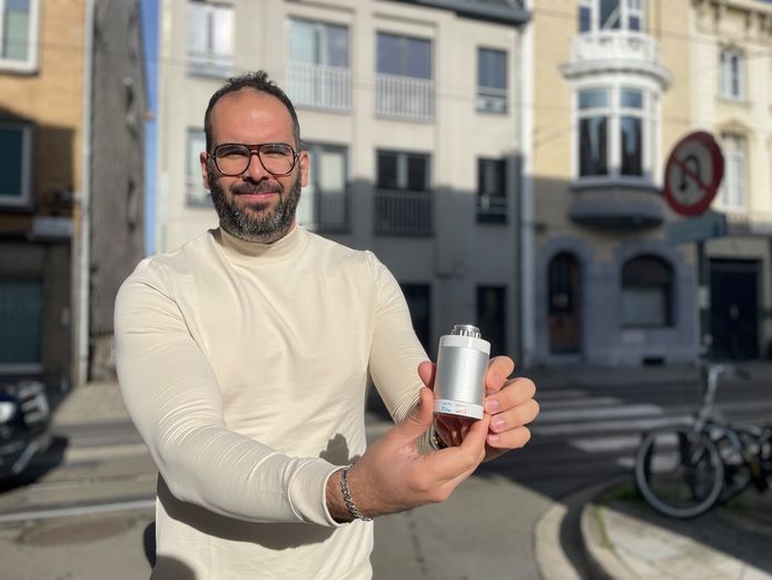 Marketingverantwoordelijke Ruben Borges (37) toont trots zijn product.