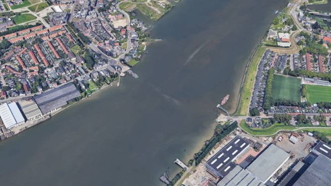 Rijkswaterstaat vist vijf auto’s van de rivierbodem bij Kinderdijk