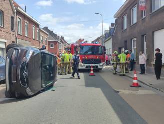 Bestuurster komt met auto op zijkant terecht na botsing