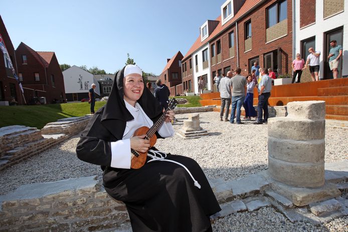 De opening van de opgravingen bij de nieuwbouw van het Zusterhof in mei 2018. Drie jaar later zijn op korte termijn maatregelen noodzakelijk om verdere schade door vorst te voorkomen.