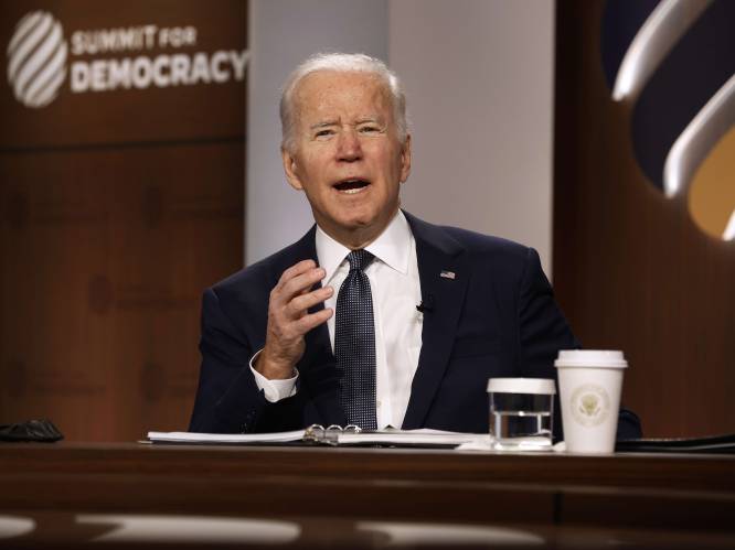 President Biden slaat alarm over wereldwijde uitholling democratie: “We staan op een keerpunt”