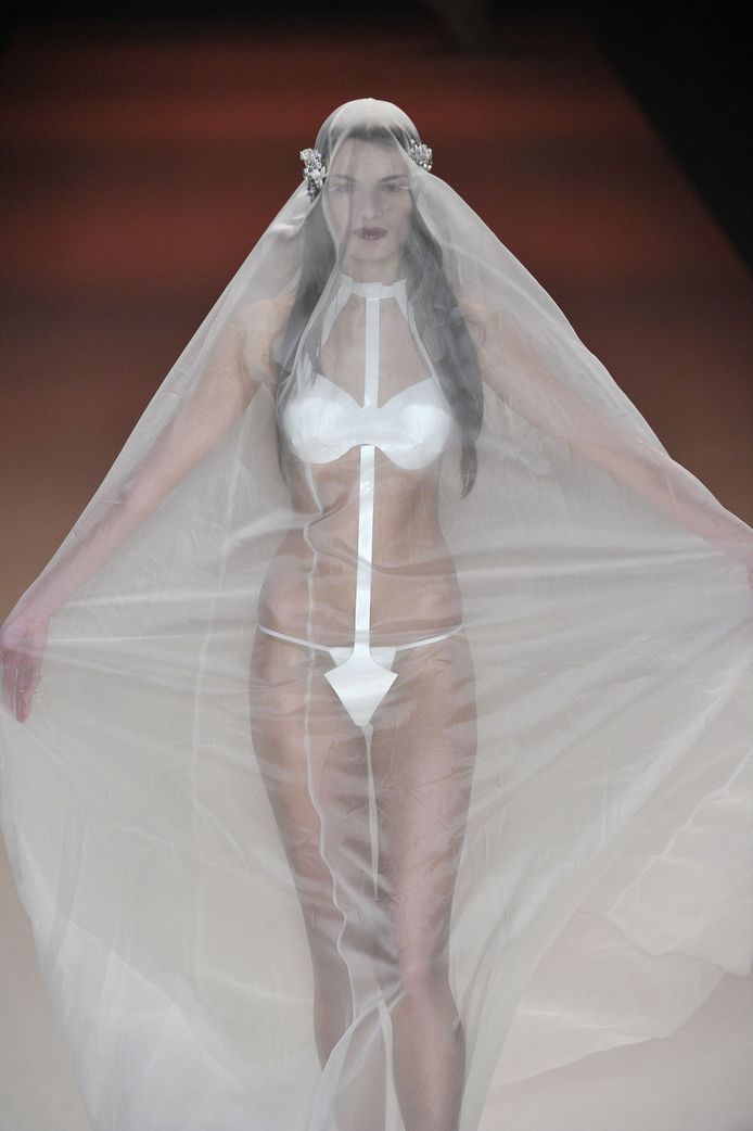 String sous la robe clearance