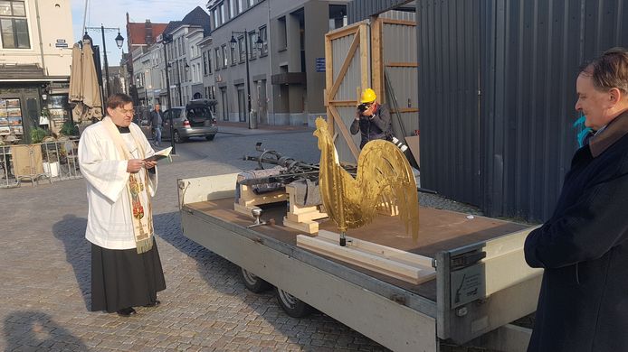 De haan van de Sint-Jan kreeg woensdag de zegen van plebaan Vincent Blom (rechts). Wethouder Huib van Olden kijkt toe.