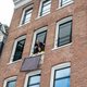Eigen traditionele gevelsteen voor sieradenontwerper Anneke Schat